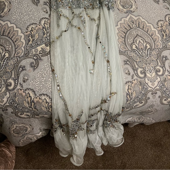 Gown - Picture 5 of 8